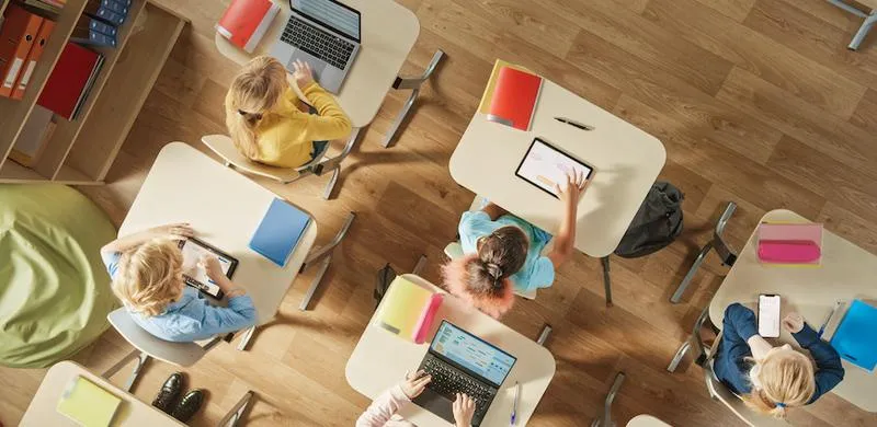 E-usługa publiczna w oświacie – jak cyfryzacja zmienia nauczanie i administrację szkolną