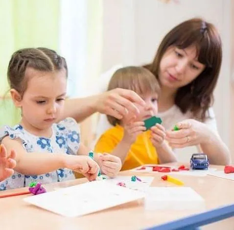 Ile naprawdę zarabia przedszkolanka po studiach? Odkryj zaskakujące fakty o pensjach w edukacji przedszkolnej