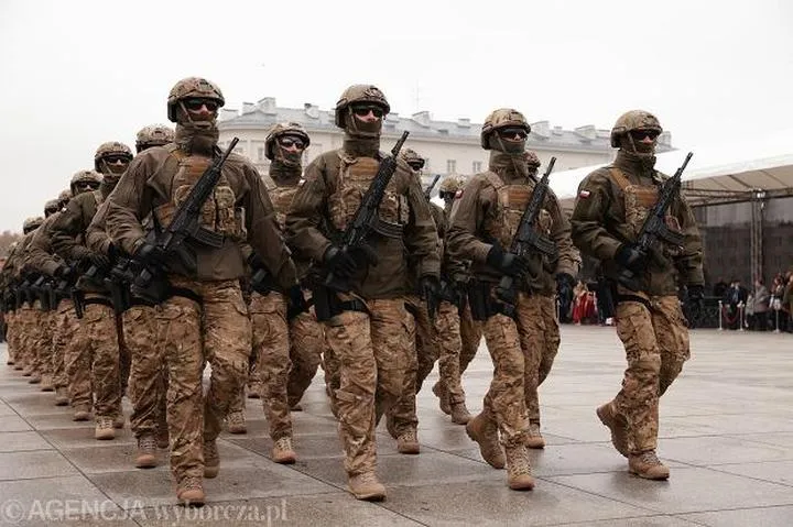 Jak skutecznie dostać się do wojska po studiach? Kluczowe ścieżki i wymagania, które musisz znać