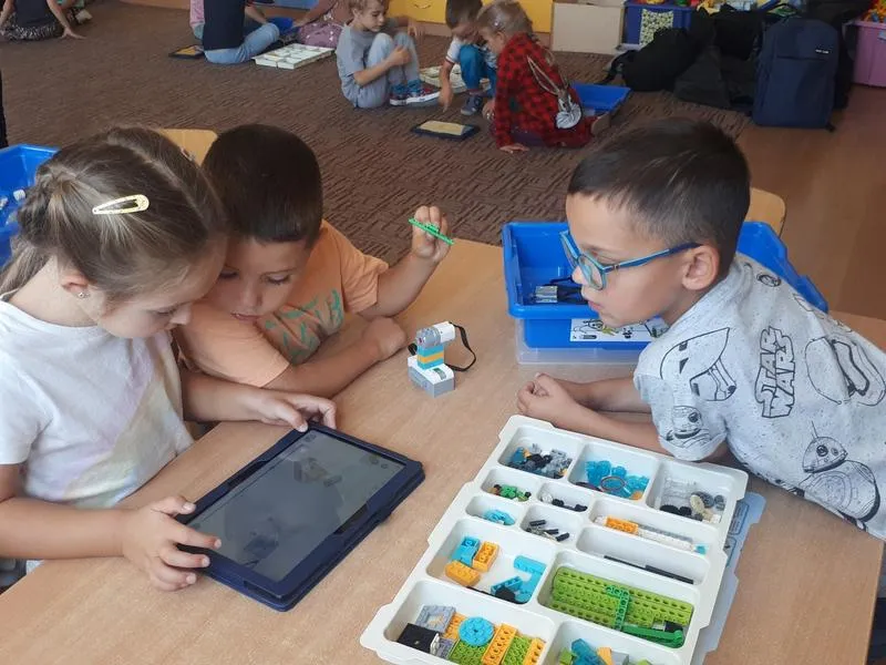 Jak zajęcia z robotyki w przedszkolu wspierają rozwój umiejętności i kreatywności dzieci