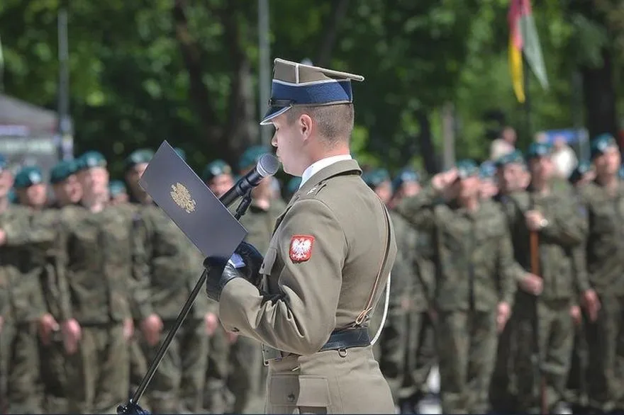 Jak zdobyć stopień wojskowy po studiach i nie wpaść w pułapki awansu