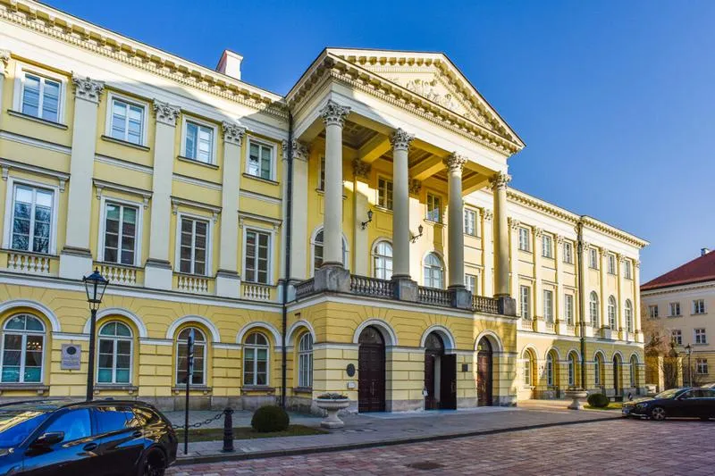 Jakie zaskoczenia przyniesie dzisiaj pogoda na Uniwersytecie Warszawskim? Sprawdź, co czeka na kampusie!