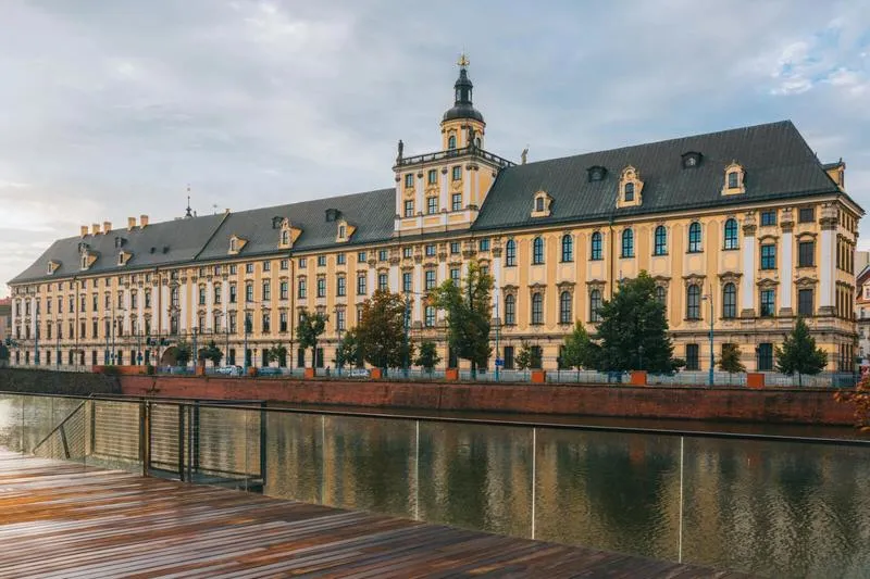 Odkryj piękno kampusu Uniwersytetu Wrocławskiego i życie studenckie w zdjęciach