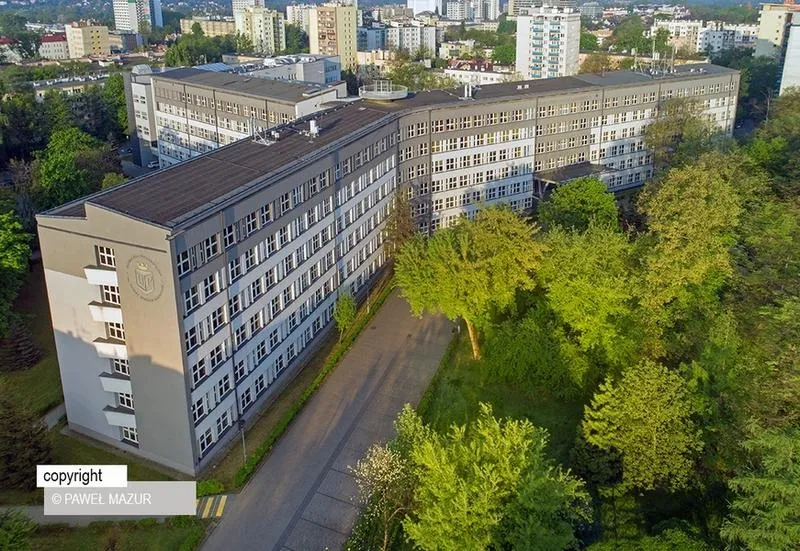 Pływanie z pasją: Kursy na basenie Uniwersytetu Pedagogicznego w Krakowie