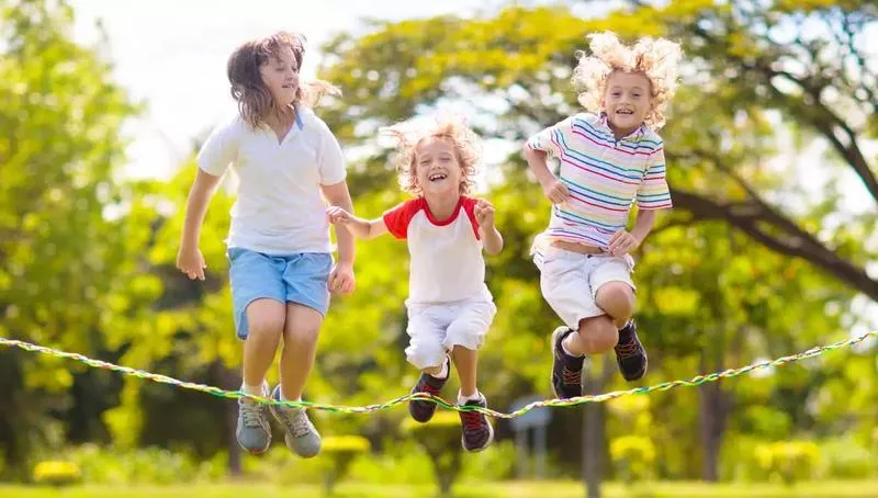 Skoki rozwojowe u dziecka: kiedy zachodzą najważniejsze etapy rozwoju?