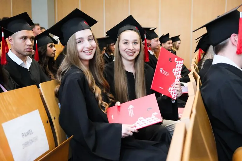 Tytuły po studiach w Polsce: jakie stopnie mają znaczenie na rynku pracy?