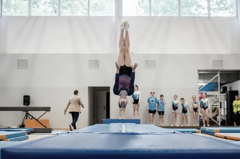 Zajęcia z akrobatyki w Warszawie – sposób na rozwój dla dzieci i dorosłych